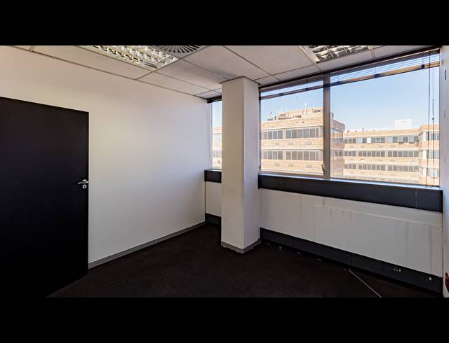 1,100M² OFFICE TO LET IN FERNDALE
